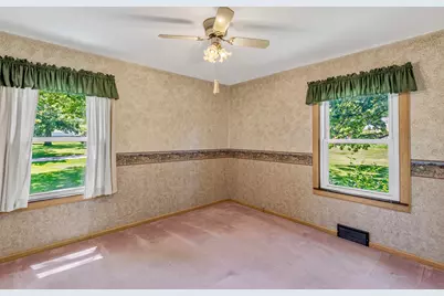 5375 S Tuckaway Dr, Greenfield, WI 53221 - Photo 16