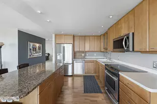 929 N Astor St, Milwaukee, WI 53202 - Photo 10