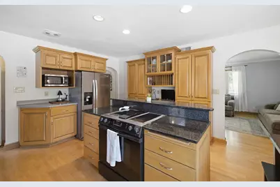 10205 W Feerick Pl, Wauwatosa, WI 53222 - Photo 12