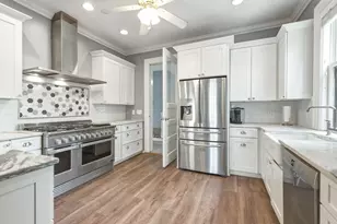 2667 N Summit Ave, Milwaukee, WI 53211 - Photo 4