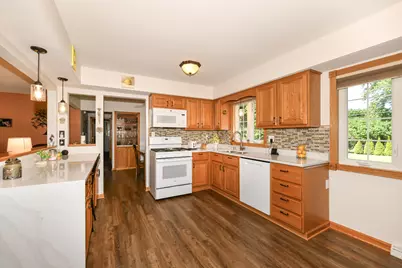 4971 S Jonathan Ln, New Berlin, WI 53151 - Photo 4