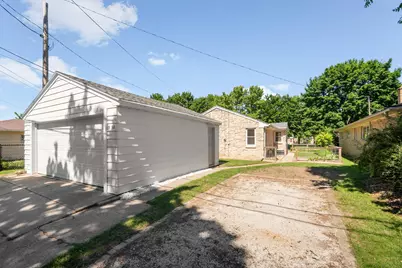 5653 N Milwaukee River Pkwy, Glendale, WI 53209 - Photo 18