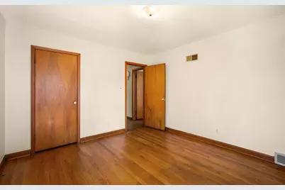 5653 N Milwaukee River Pkwy, Glendale, WI 53209 - Photo 14