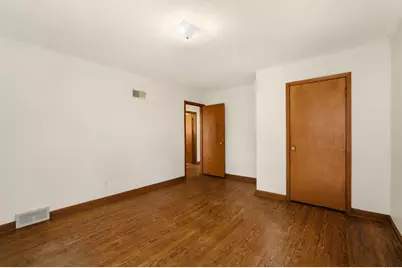 5653 N Milwaukee River Pkwy, Glendale, WI 53209 - Photo 16