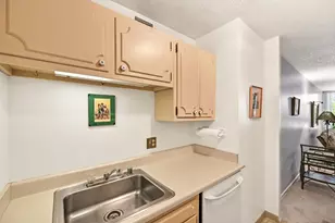 929 N Astor St, Milwaukee, WI 53202 - Photo 16
