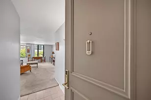 929 N Astor St, Milwaukee, WI 53202 - Photo 4