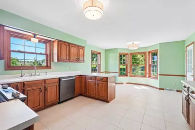 W72N540  Cider Mill Ct, Cedarburg, WI 53012 - Photo 8