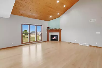 272  Highland Dr, Belgium, WI 53004 - Photo 4