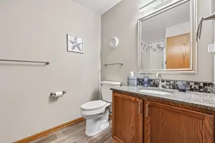 W240N2550 E Parkway Meadow Cir, Pewaukee, WI 53072 - Photo 16