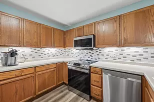 W240N2550 E Parkway Meadow Cir, Pewaukee, WI 53072 - Photo 4