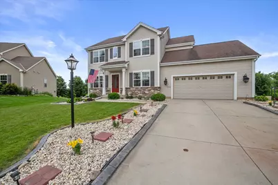 W141N10538  Wooded Hills Dr, Germantown, WI 53022 - Photo 2