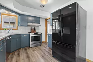 W148N8416 Albert Pl, Menomonee Falls, WI 53051 - Photo 8