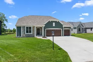 W251N2399 Valleyview Cir, Pewaukee, WI 53072 - Photo 1