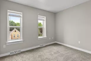 818 N 6th St, Manitowoc, WI 54220 - Photo 18