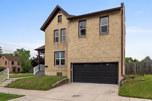 818 N 6th St, Manitowoc, WI 54220 - Photo 26