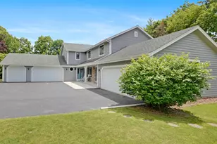 N30W23511 Greenfield Ct, Pewaukee, WI 53072 - Photo 2