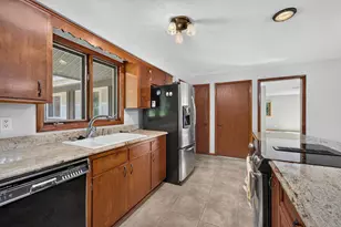 3217 Southwood Dr, Racine, WI 53406 - Photo 6
