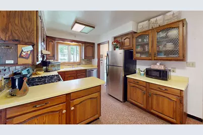 2402 S 9th St, Manitowoc, WI 54220 - Photo 6
