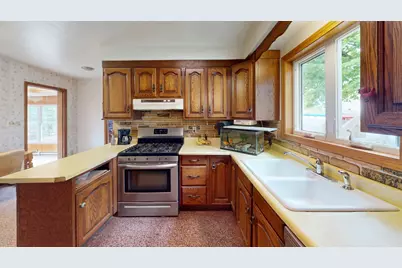 2402 S 9th St, Manitowoc, WI 54220 - Photo 8