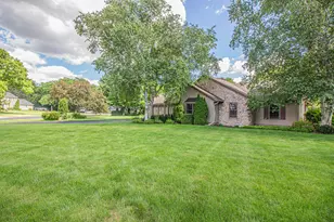 W273S2261 Drumlin Dr, Waukesha, WI 53188 - Photo 6