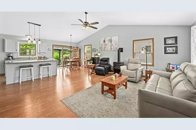 7950 S Cecily Dr, Oak Creek, WI 53154 - Photo 4