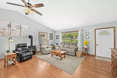 7950 S Cecily Dr, Oak Creek, WI 53154 - Photo 10