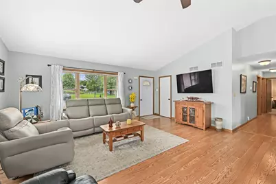 7950 S Cecily Dr, Oak Creek, WI 53154 - Photo 14