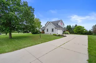 235 W Redding Cir, Belgium, WI 53004 - Photo 2