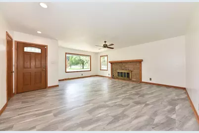 2127 N 122nd St, Wauwatosa, WI 53226 - Photo 4