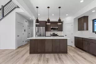 W251N2385 Valleyview Cir, Pewaukee, WI 53072 - Photo 4