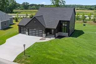 W251N2385 Valleyview Cir, Pewaukee, WI 53072 - Photo 32