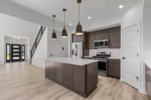W251N2385 Valleyview Cir, Pewaukee, WI 53072 - Photo 4