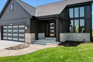 W251N2385 Valleyview Cir, Pewaukee, WI 53072 - Photo 2