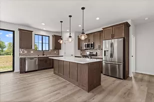 W251N2437 Valleyview Cir, Pewaukee, WI 53072 - Photo 2