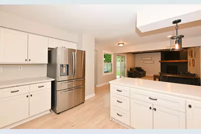 300 E Parkway Estates Dr, Oak Creek, WI 53154 - Photo 12