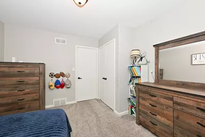 300 E Parkway Estates Dr, Oak Creek, WI 53154 - Photo 20