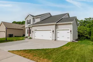 W206N16377 Marshland Dr, Jackson, WI 53037 - Photo 6
