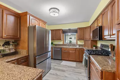 1111  Wisteria Ln, Waukesha, WI 53189 - Photo 8