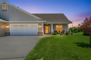 525 Maple Leaf Ct, Manitowoc, WI 54220 - Photo 2