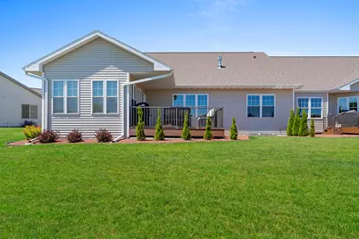 525  Mapleleaf Ct, Manitowoc, WI 54220 - Photo 10