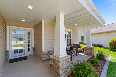 525  Mapleleaf Ct, Manitowoc, WI 54220 - Photo 8