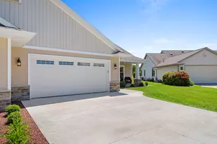 525 Maple Leaf Ct, Manitowoc, WI 54220 - Photo 4