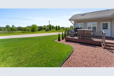 525  Mapleleaf Ct, Manitowoc, WI 54220 - Photo 12