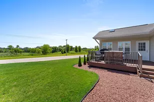 525 Maple Leaf Ct, Manitowoc, WI 54220 - Photo 12