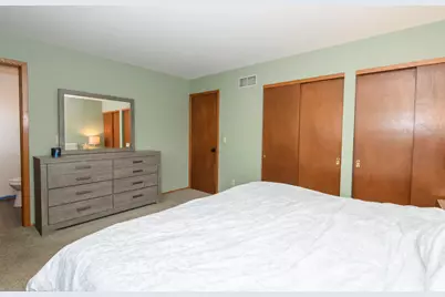 2002  Dixie Dr, Waukesha, WI 53189 - Photo 14