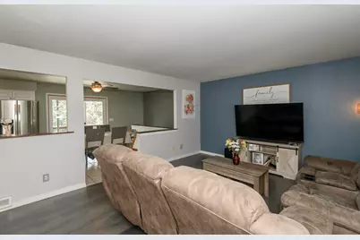 2002  Dixie Dr, Waukesha, WI 53189 - Photo 6