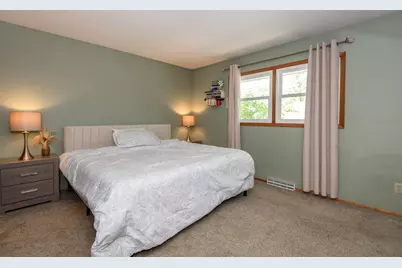 2002  Dixie Dr, Waukesha, WI 53189 - Photo 12