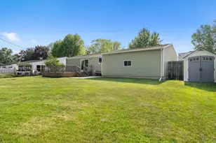 1445 Daisy Dr, Manitowoc, WI 54220 - Photo 4