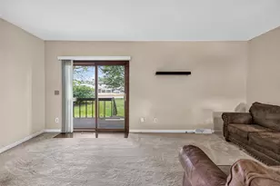 W163N11463 Windsor Ct, Germantown, WI 53022 - Photo 6