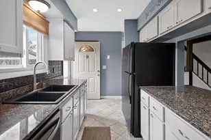 W163N11463 Windsor Ct, Germantown, WI 53022 - Photo 10